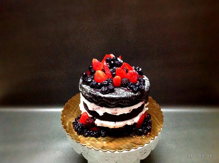 Naked cake with Berries