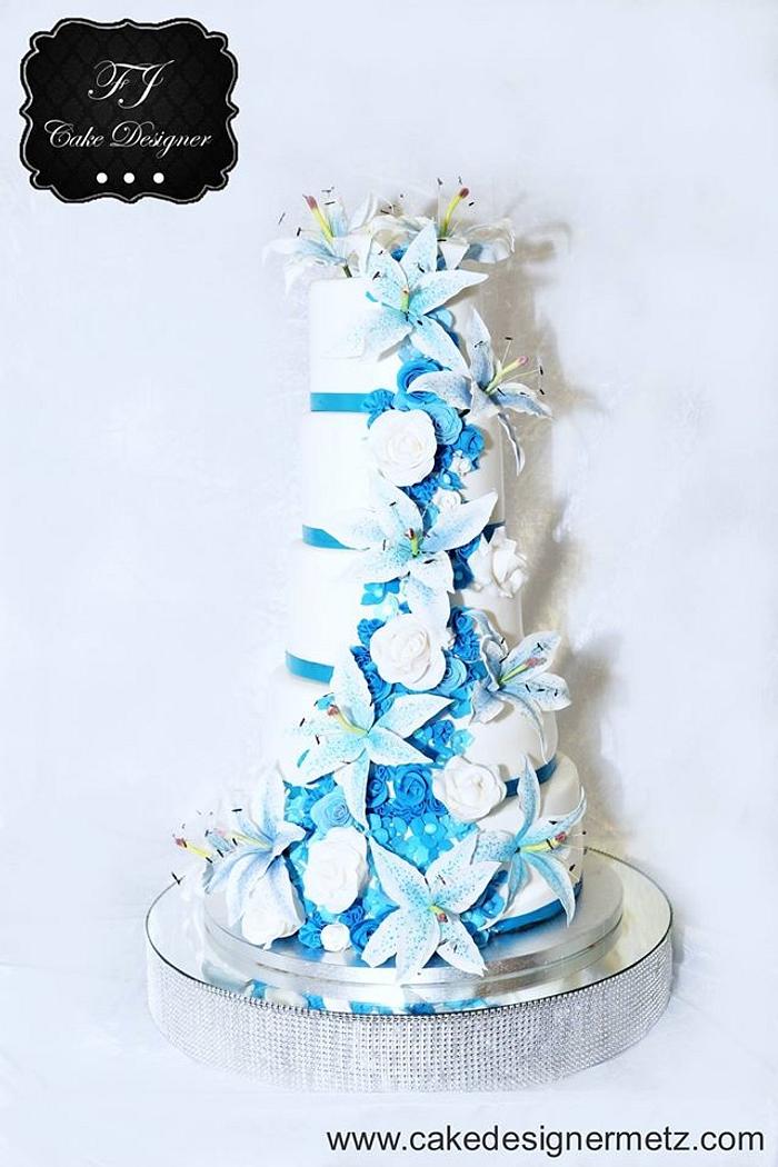 wedding cake blue and flowers 