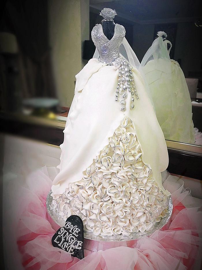 Wedding dress cake 👰🏼