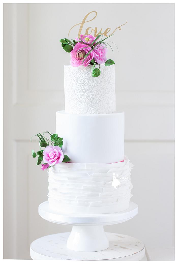 Romantic weddingcake with ruffled cakepops