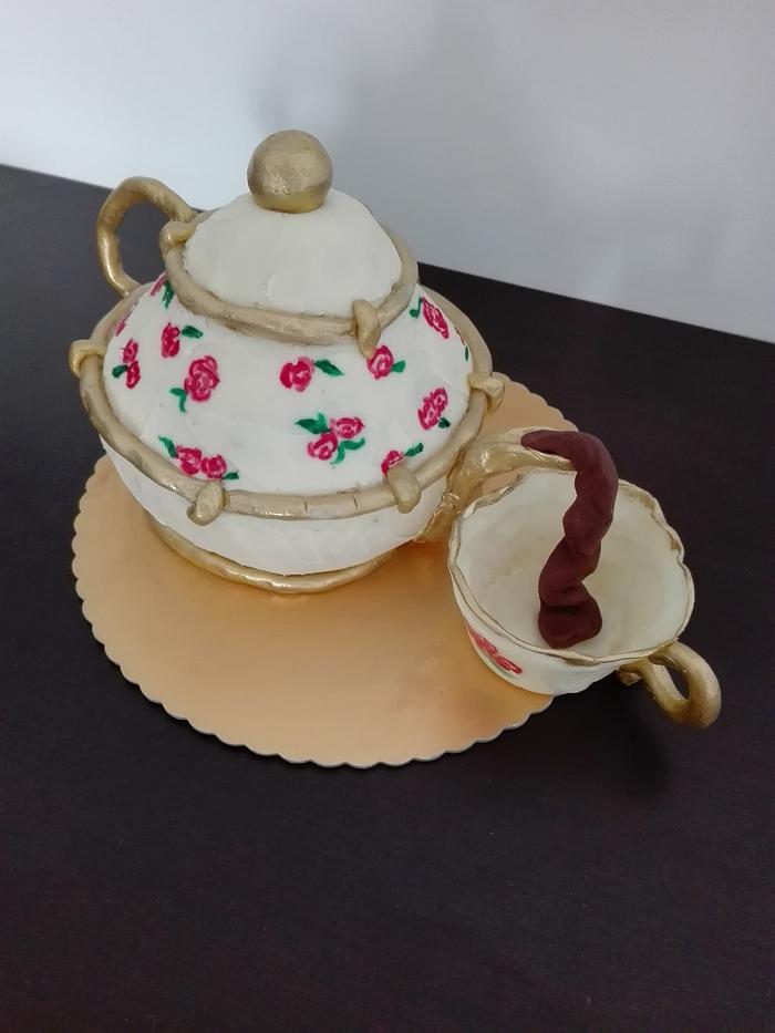 Vintage teapot cake