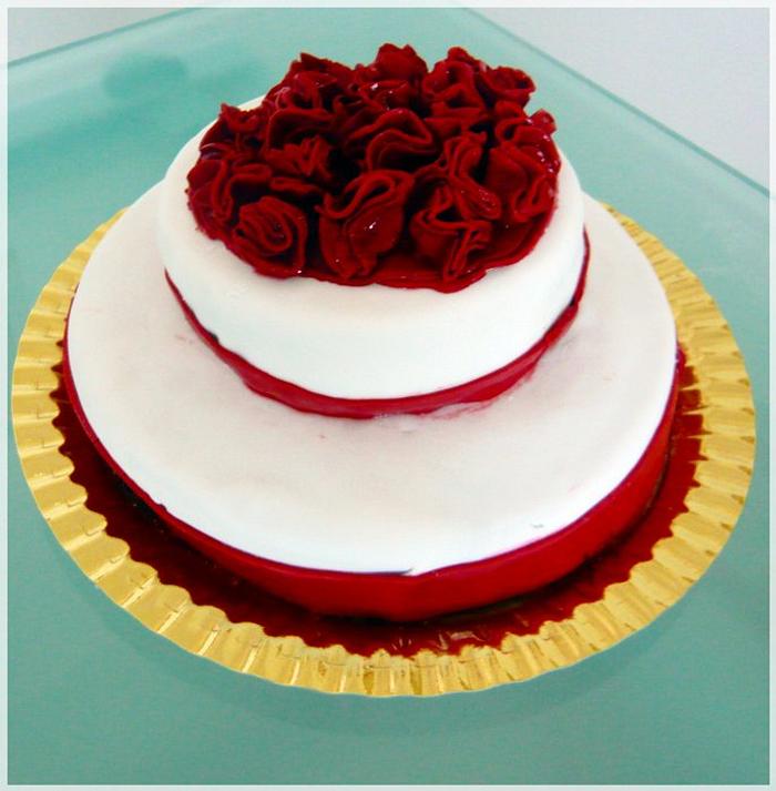 RED ROSES FONDANT CAKE