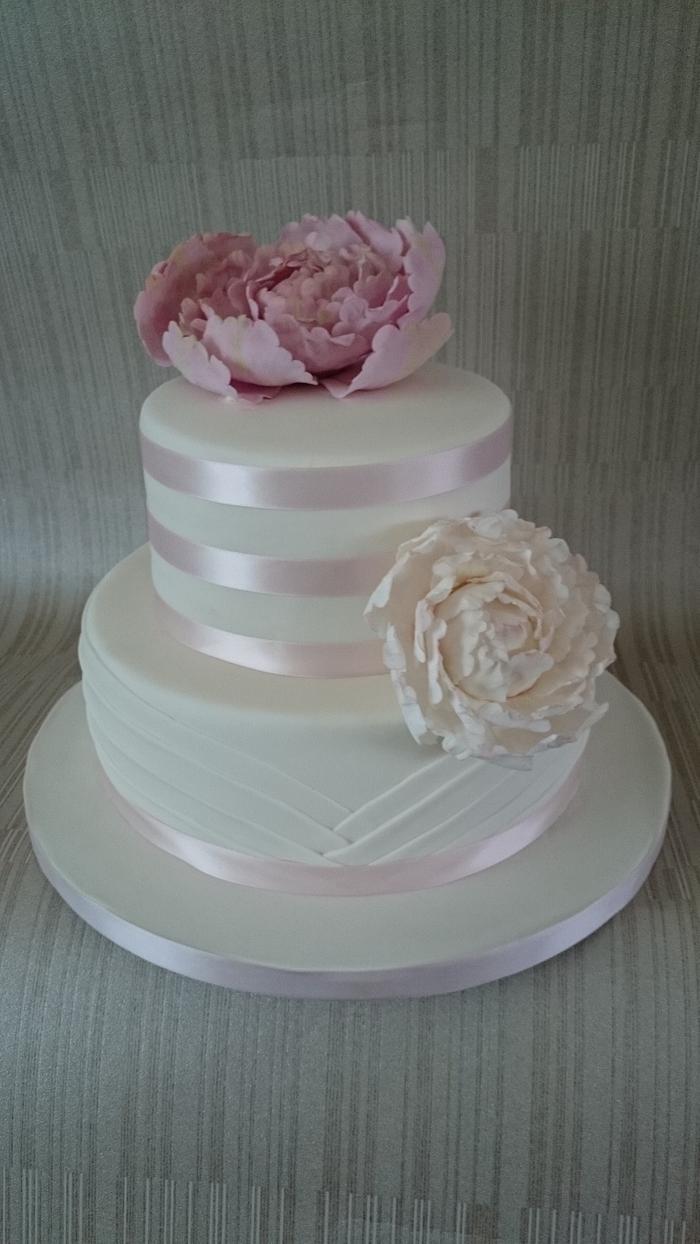 Weddingcake with open peony and wedding dress detail