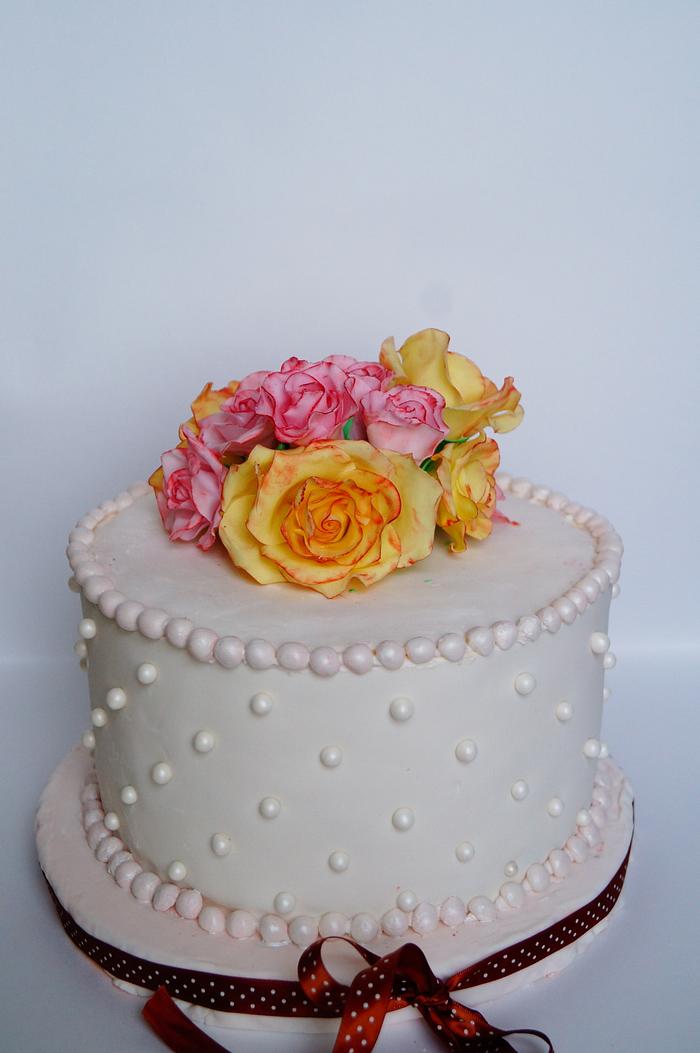 cake with roses and pearls