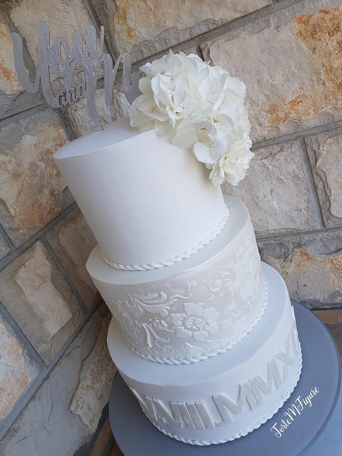 Flower stencile wedding cake
