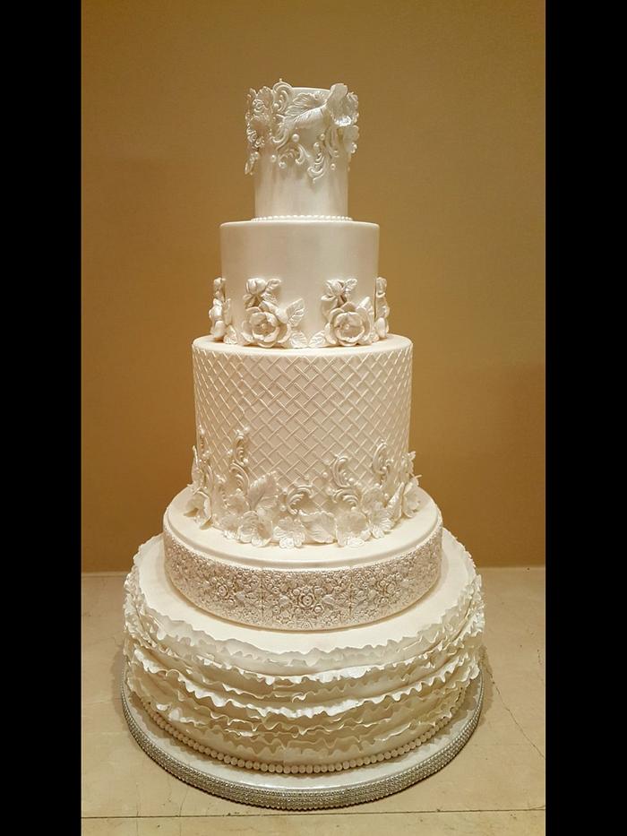 Pearly white wedding cake 