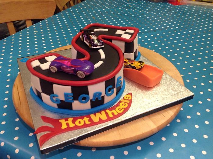 Hot Wheels cake with real cars ! 