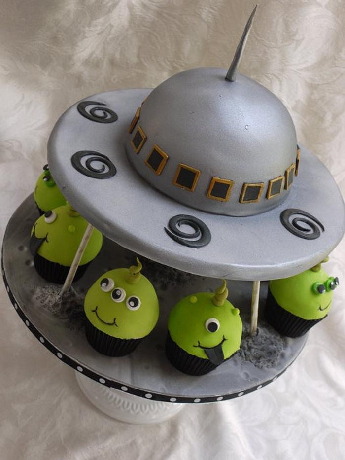 flying Saucer Cake With Matching Alien Cupcakes