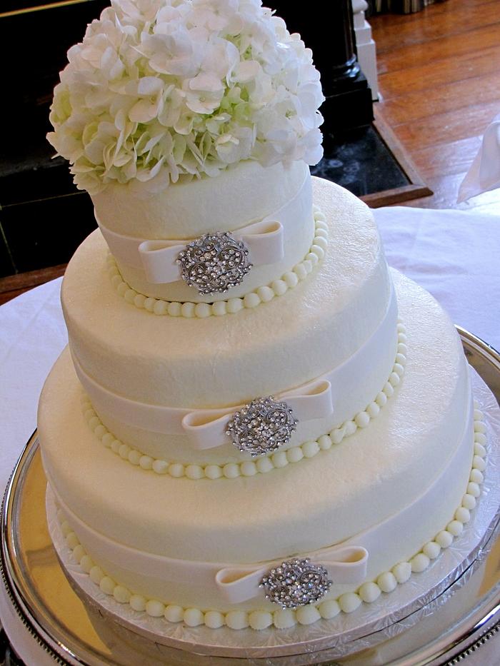 Bows and Brooches Wedding Cake