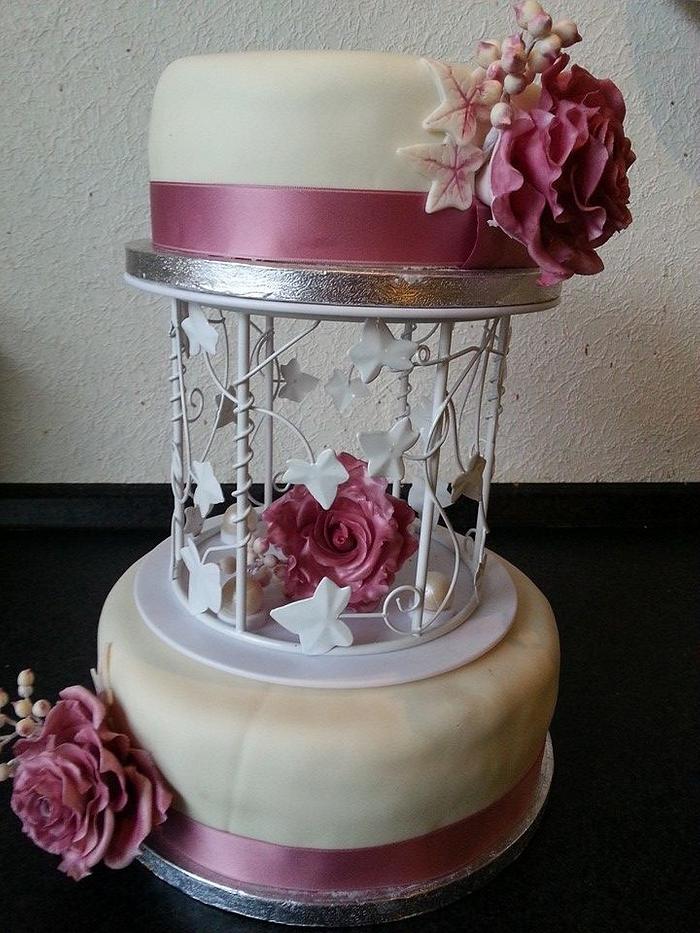 wedding cake with roses and perls