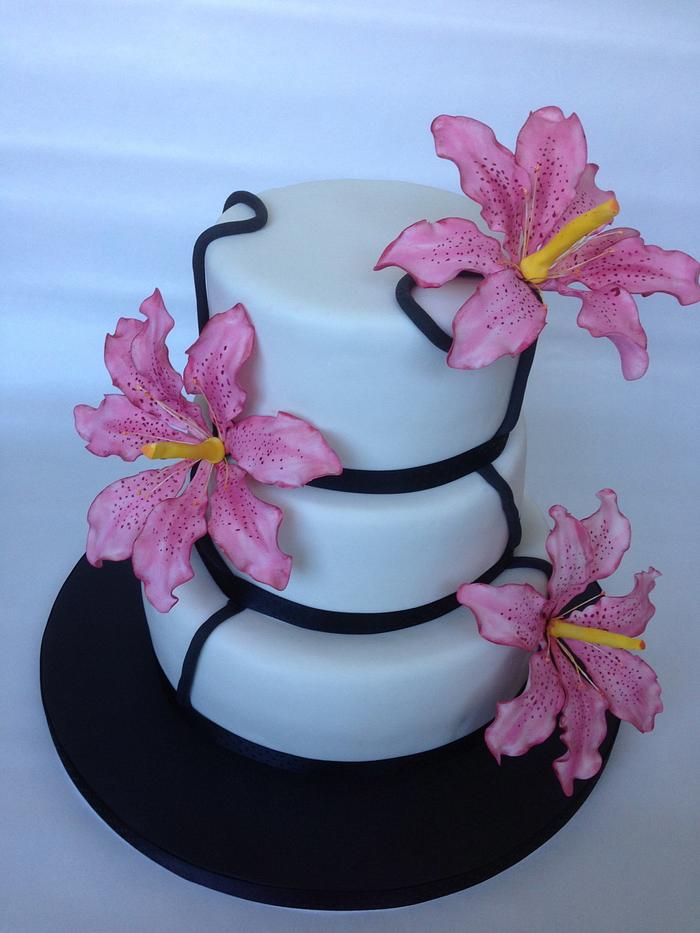 Wedding cake with pink Lilly's