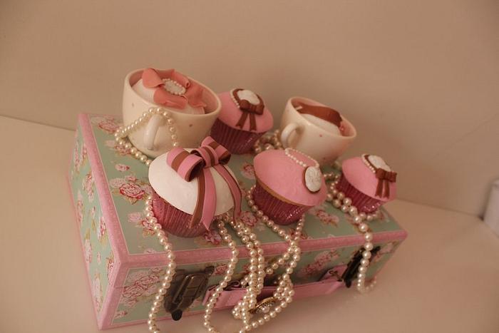 Pretty cameo cupcakes 