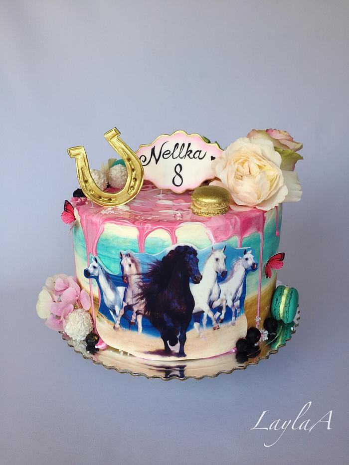 Horses drip cake