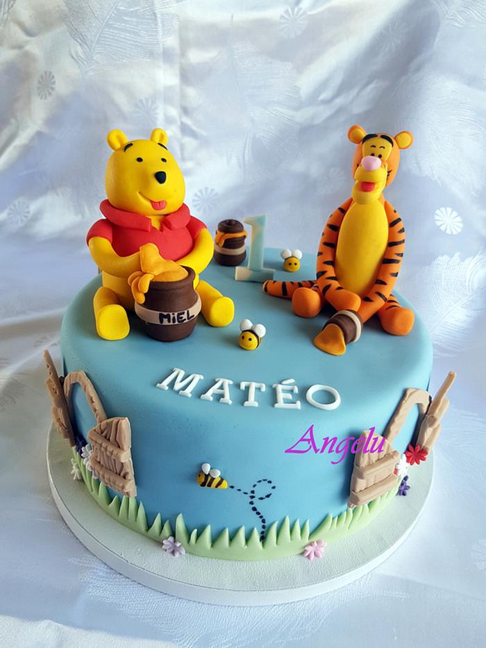 Winnie and Tigger cake