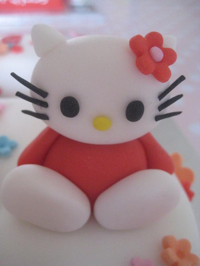 Hello Kitty no 6 birthday cake & cupcakes