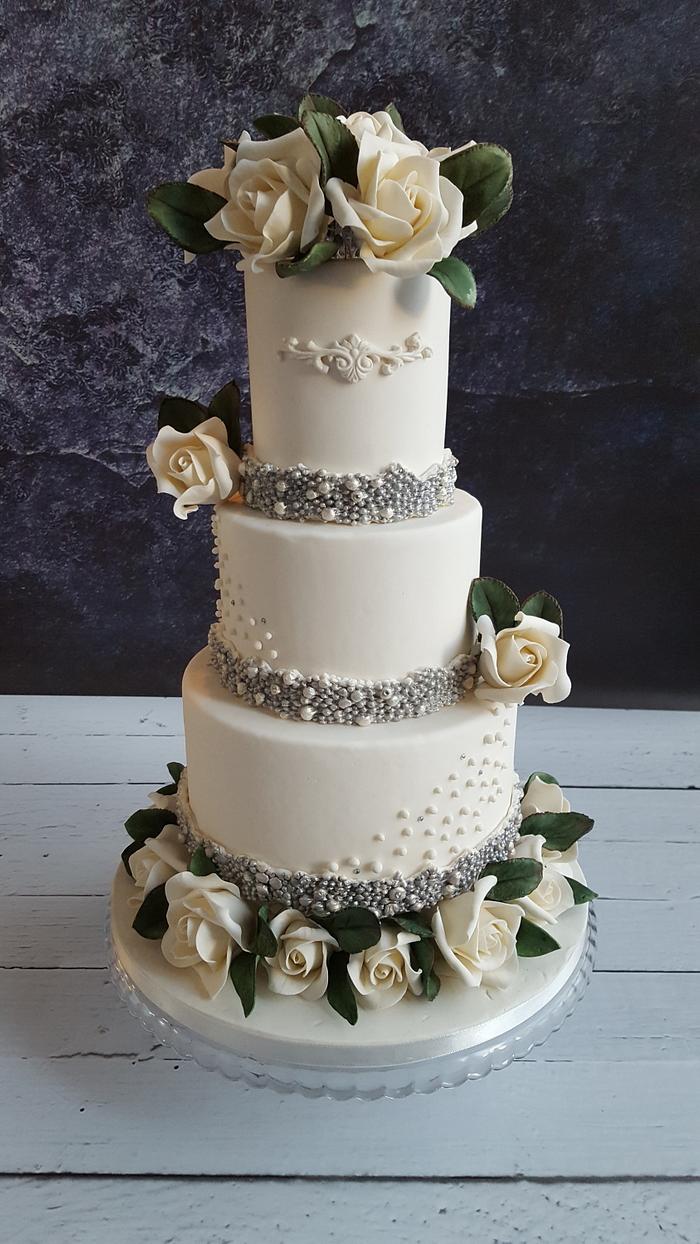 White roses weddingcake 