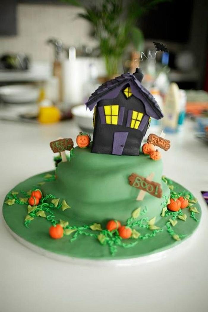 Haunted house Halloween cake