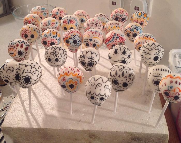 Hand painted day of dead cake pops ! 