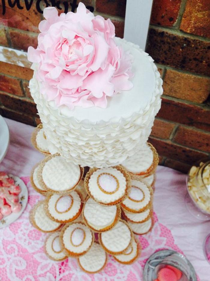 Ruffle Cake and vintage cupcakes