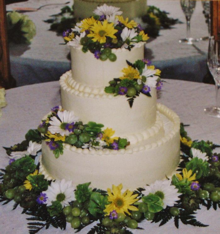 yellow and white daisy buttercream wedding cake 
