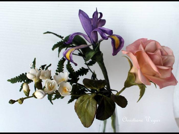 Rose, iris, freesia et fern