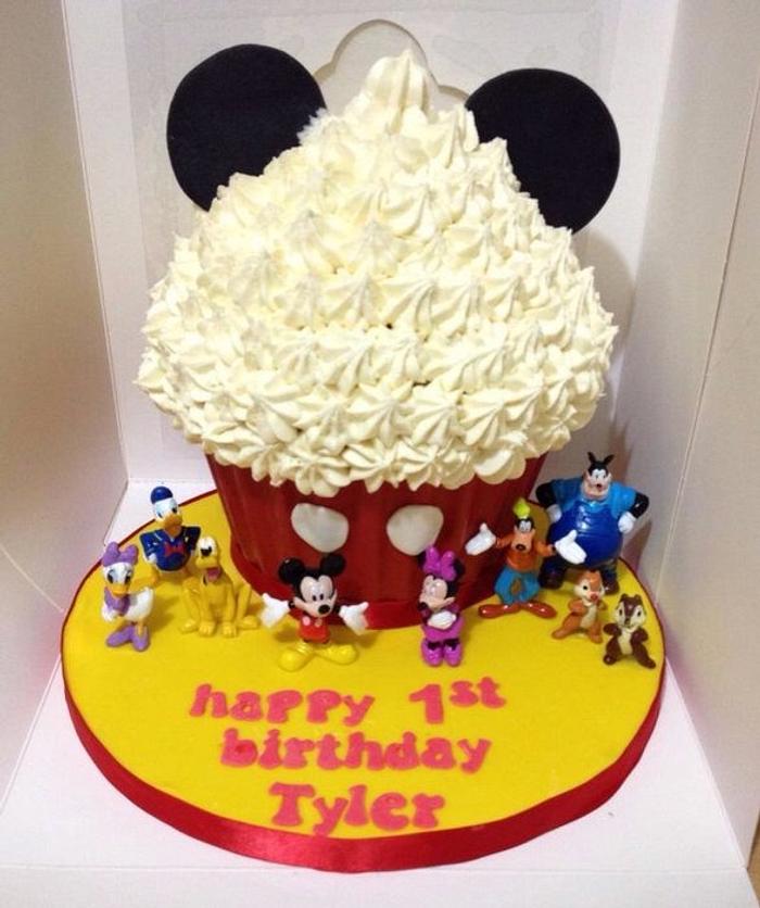 Mickey Mouse giant cupcake