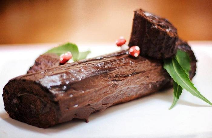 Chocolate log cakke