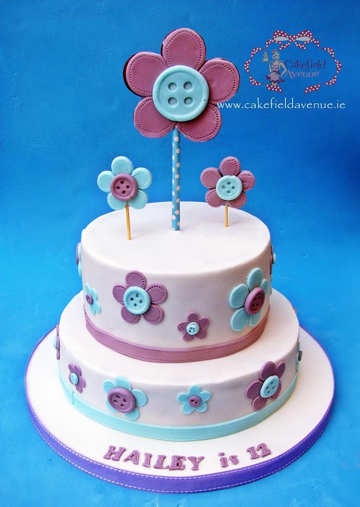 SIMPLE FLOWERS AND BUTTONS CAKE