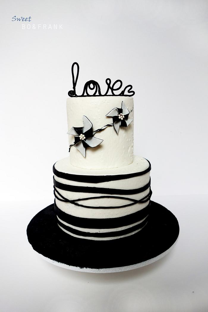 BLACK AND WHITE WEDDING CAKE