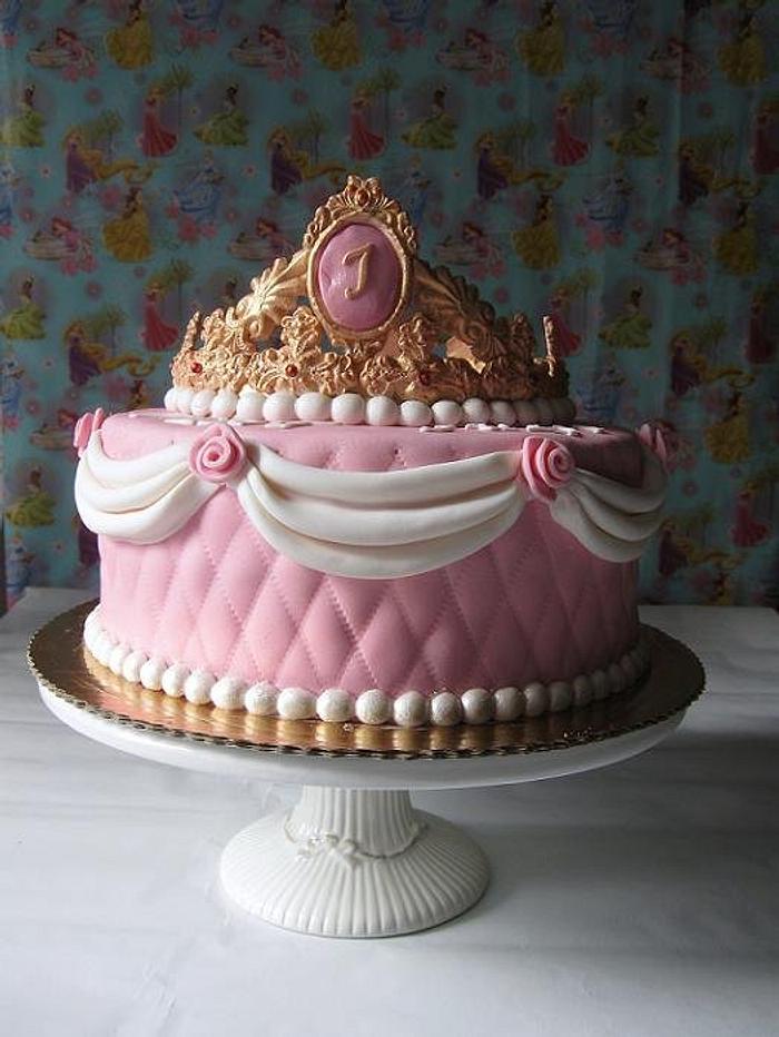 Cake with a crown for the little princess