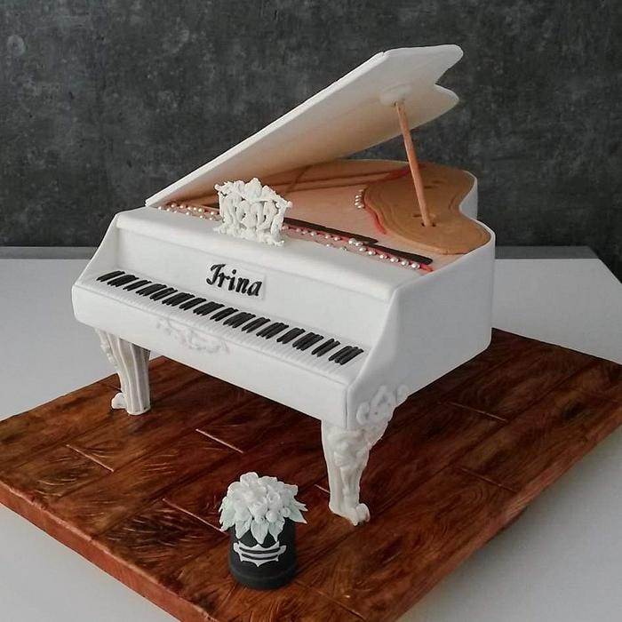 White piano cake