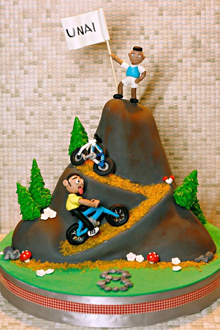 mountain bike cake - Decorated Cake by Vanessa Rodríguez - CakesDecor
