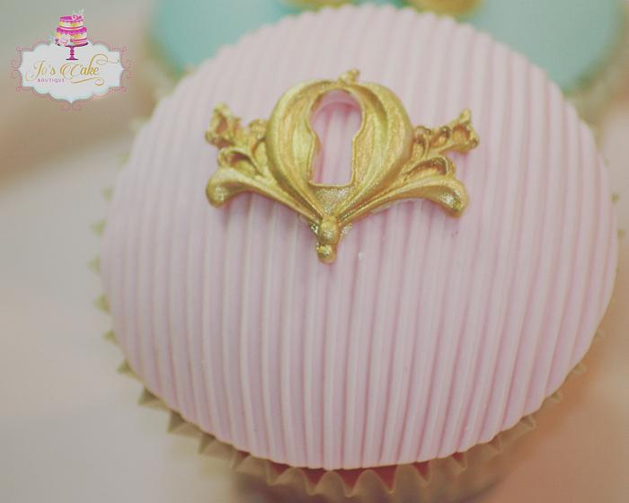 Pink and gold cupcake 