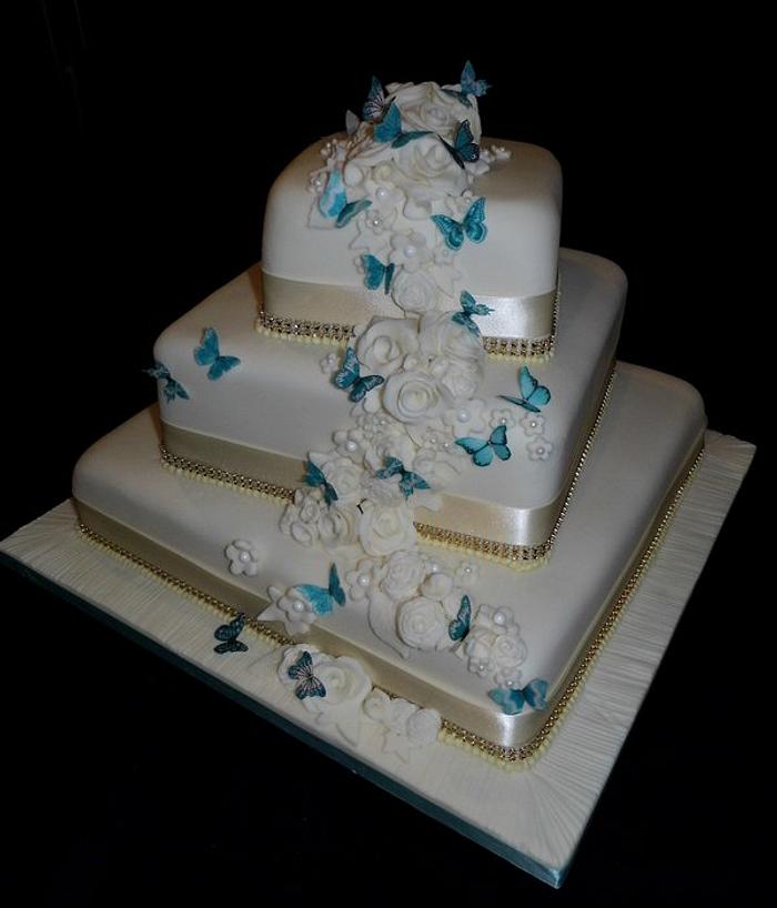 Twisitng Aqua & Ivory Wedding Cake