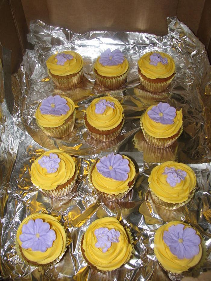 LSU colored cupcakes