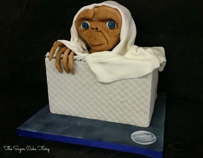 ET in his basket Cake