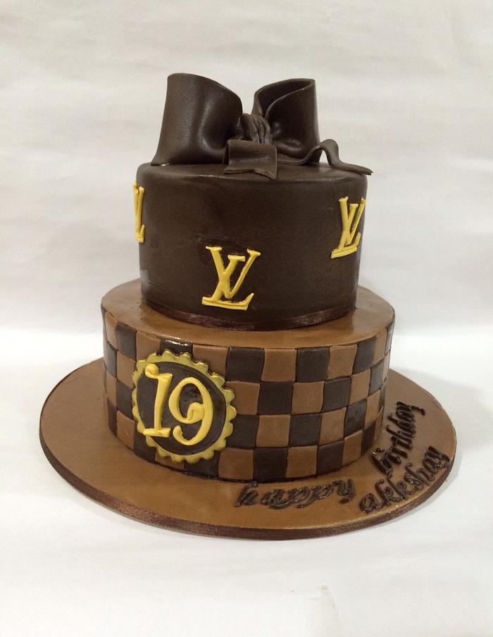 My first Louis Vuitton cake was a success! So proud of so much on this  vanilla cake with chocolate caramel crunch filling. : r/Baking