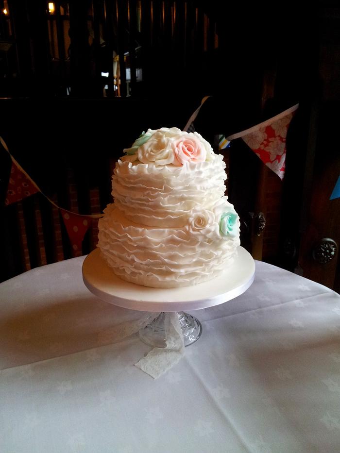 Vintage ruffle wedding cake