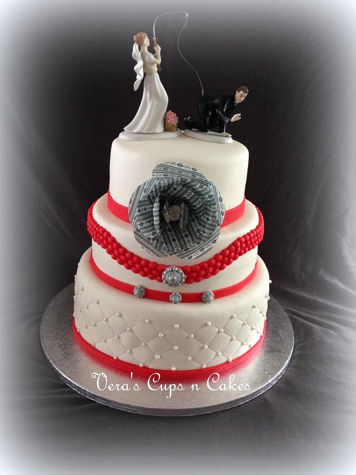 Traditional theme wedding cake