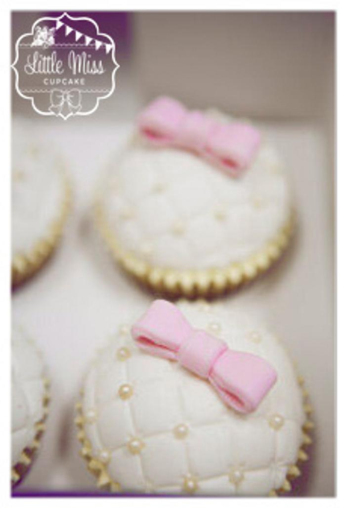Bow and Pearl cupcakes