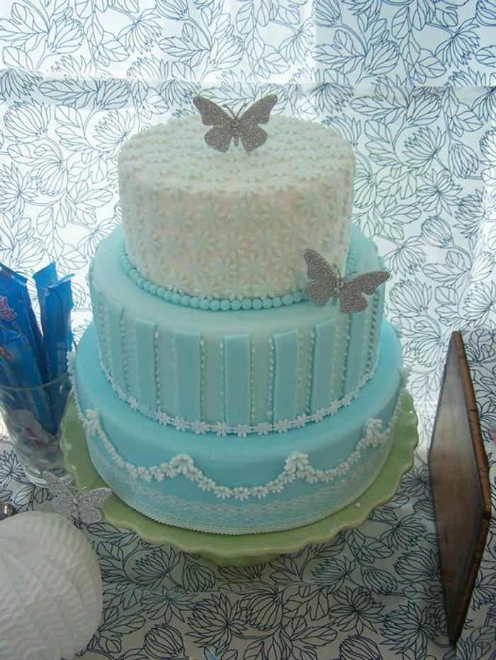 vintage blue and white daisy cake 