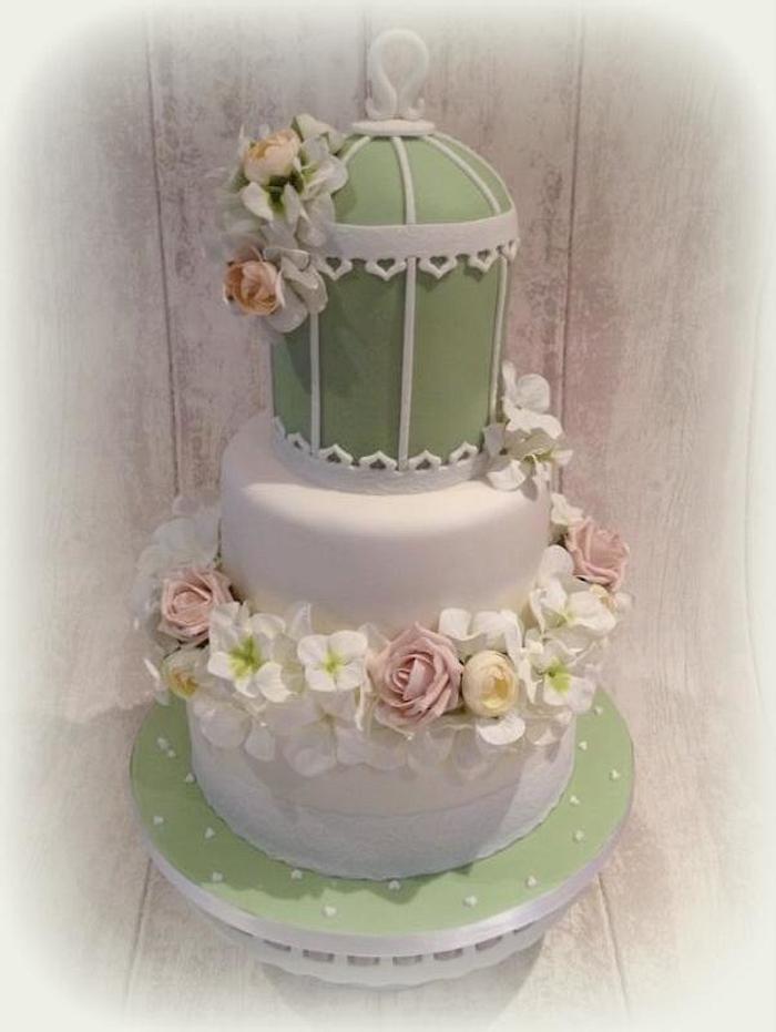 Birdcage wedding cake and cupcakes