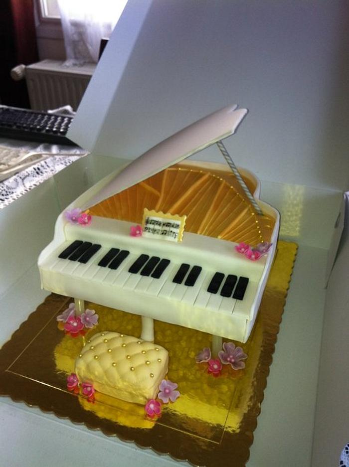 Piano birthday cake.