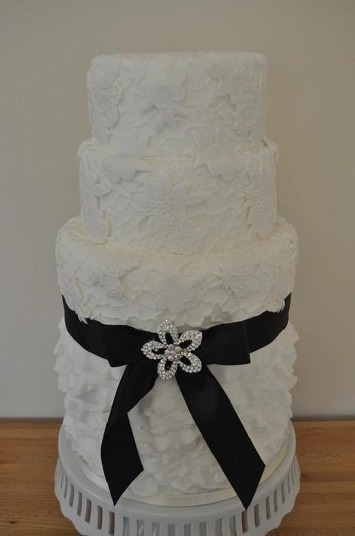 Laced wedding cake 