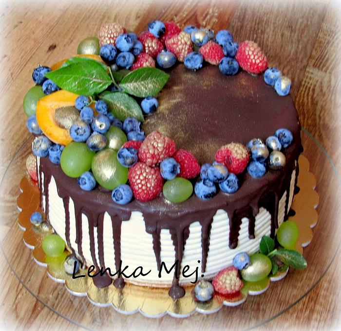 Drip cake with fruit