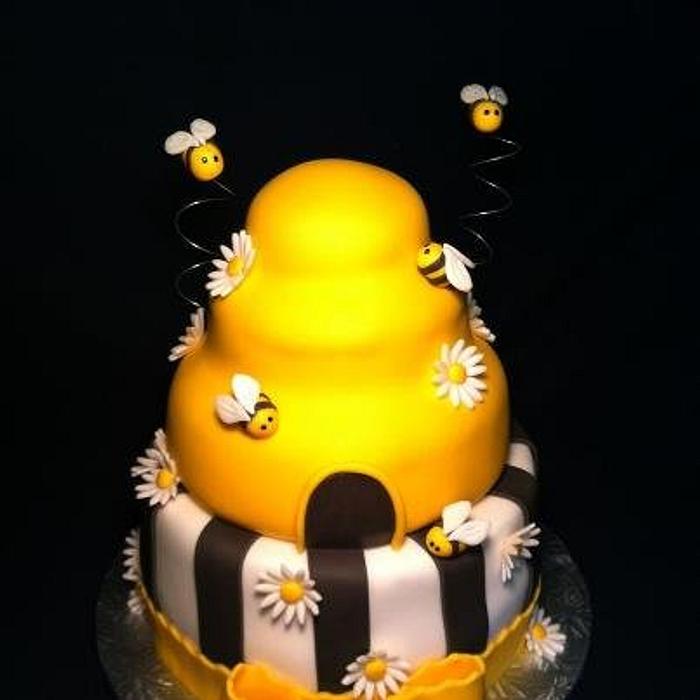 HoneyComb and Bumble Bee baby shower cake
