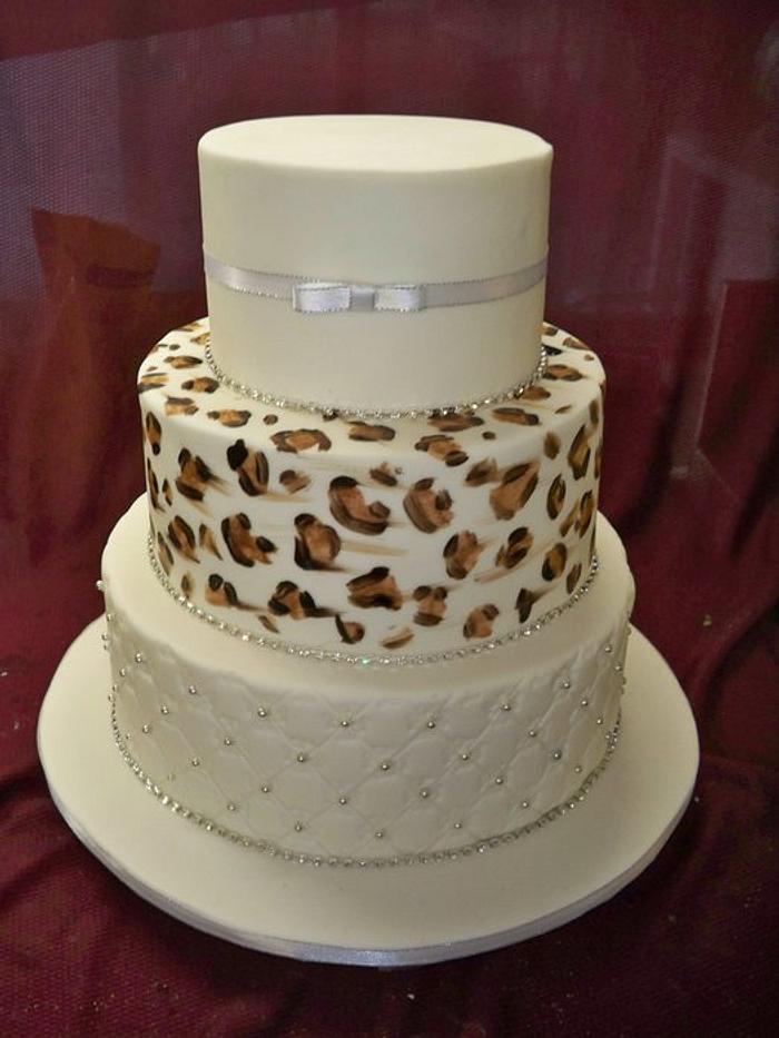 elegant leopard print weddingcake
