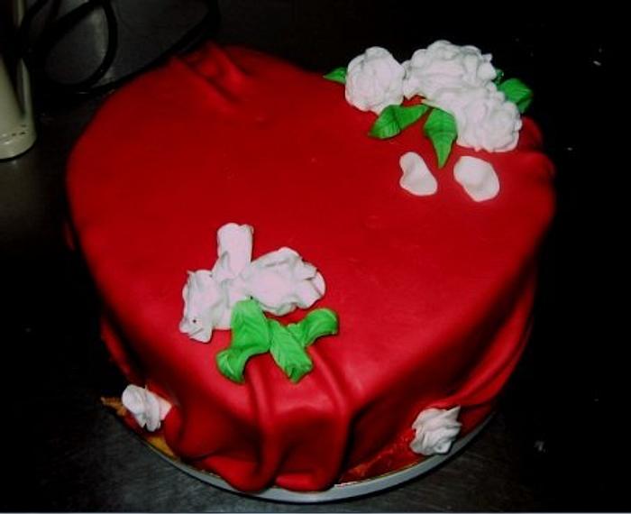 heart cake/ hite roses