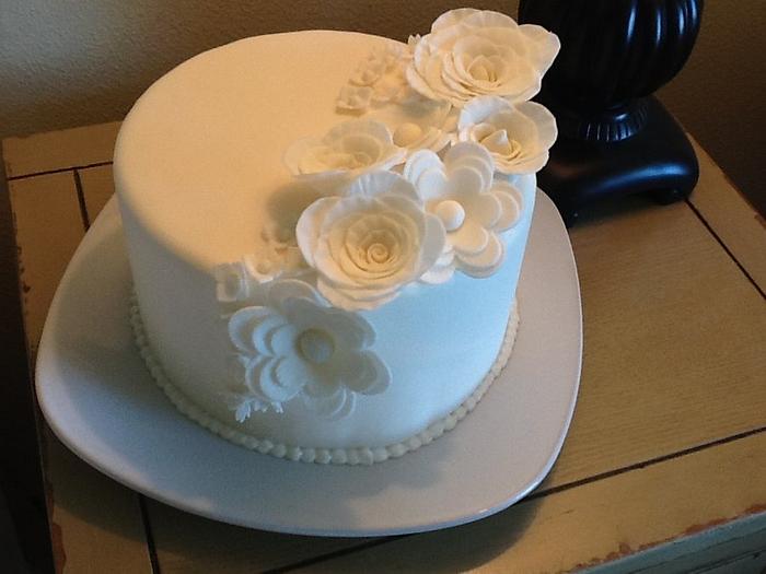 White flower cake