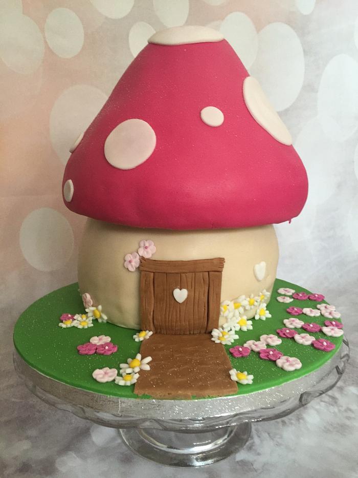 Fairy toadstool cake - Decorated Cake by Misssbond - CakesDecor